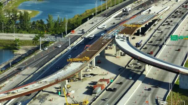 佛罗里达州迈阿密的工业道路工程 正在建设中的广阔的美国公路交叉口 长距离快速交通运输州际交通系统的开发 — 图库视频影像