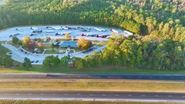 高速運転車やトラックと忙しいアメリカの州間高速道路の近くの休憩エリアで大規模なトラックの停留所 州間旅行中のレクリエーション駐車場 — ストック動画