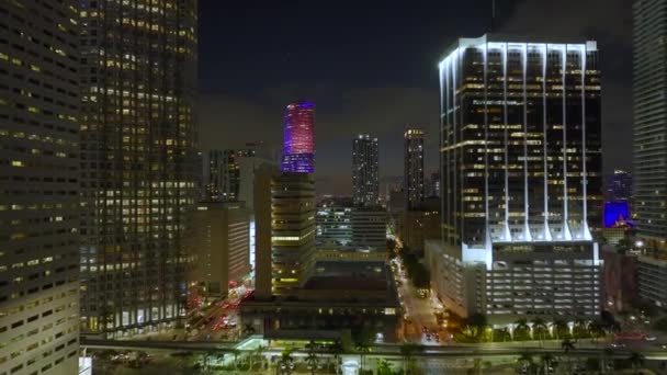 フロリダUsaのマイアミブリックのダウンタウン地区の夜の都市景観 近代的なアメリカのメガポリスの車やメトロレールのトラフィックと照明高層ビルや通りとスカイライン — ストック動画