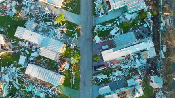 严重受损于飓风伊恩在佛罗里达州移动住房住宅区的房屋 自然灾害的后果 — 图库视频影像