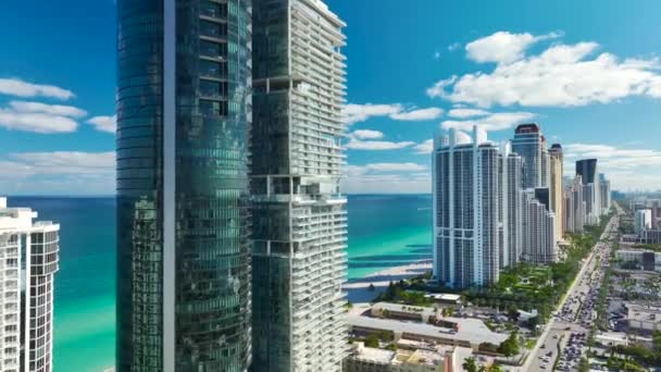 阳光岛海滩城市 拥有豪华的高层酒店和公寓大楼 并在大西洋海岸繁忙的海洋驾驶 佛罗里达南部的美国旅游基础设施 — 图库视频影像