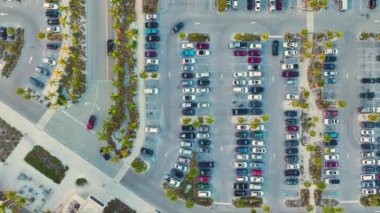 Sarasota, Florida 'daki Siesta Key plajının önündeki otoparkta park edilmiş birçok arabanın üst görüntüsü. Eğlence anlayışı ve Amerika 'da seyahat..