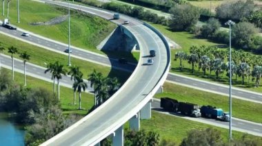 Yoğun Amerikan karayolu köprüsünün yeşil Florida bölgesinde hızlı hareket eden trafiğinin görüntüsü. Eyaletler arası ulaşım kavramı.