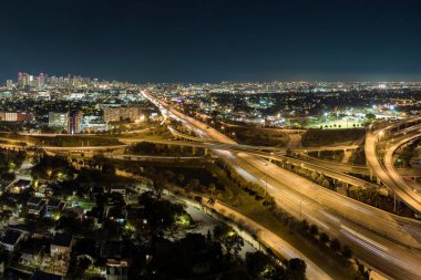 Miami, Florida 'daki hızlı sürüş araçlarıyla gece Amerikan otoyol kavşağının hava görüntüsü. ABD ulaşım altyapısının üstünden görüntüle.