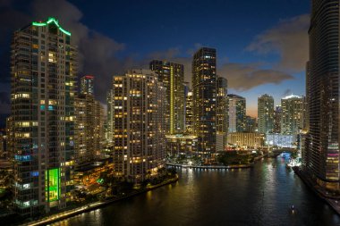 Florida, ABD 'de Miami Brickell şehir merkezinin hava görüntüsü. Modern Amerika 'nın orta kesimindeki parlak gökdelen binaları.