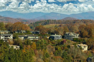 Kuzey Carolina dağları yerleşim bölgesindeki tepedeki pahalı Amerikan evlerinin hava manzarası. ABD 'nin banliyölerinde emlak gelişimine örnek olarak yeni aile evleri.