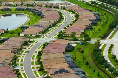 Florida 'nın kapalı banliyö bölgesindeki aile evlerinin havadan görüntüsü. Amerikan banliyölerinde gayrimenkul geliştirme.