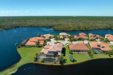 Doğal afet sonrası. Etrafı Ian Kasırgası ile çevrili sel suları Florida yerleşim bölgesindeki evleri sarıyor.