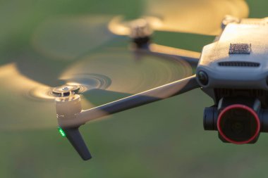 Dijital kameralı ve hızlı dönen pervaneli drone kuadkopteri video ve resim çekiyor.