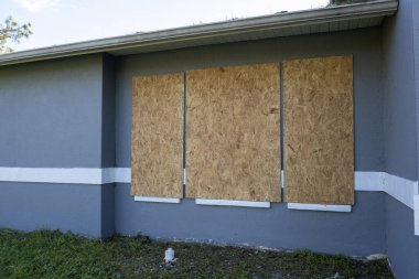 Kasırganın ev pencerelerini koruması için Hollywood fırtına kepenkleri. Florida 'daki doğal felaketten önce koruyucu tedbirler.