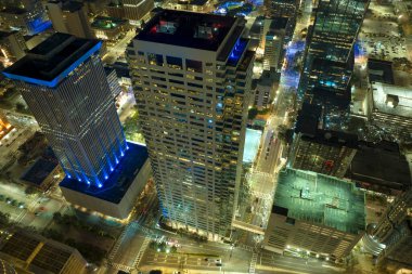 Florida, ABD 'nin Tampa şehrinin şehir merkezindeki yüksek gökdelen binalarının ve sokak trafiğinin yukarıdan görüntüsü. Amerikan megapolis 'i ve geceleri finans bölgesi..