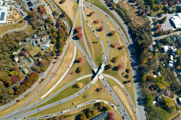 아메리칸 고속도로의 교차점은 시즌에 캐롤라이나 애시빌 에서빠르게 움직이는 자동차와 곳이다 — 스톡 사진