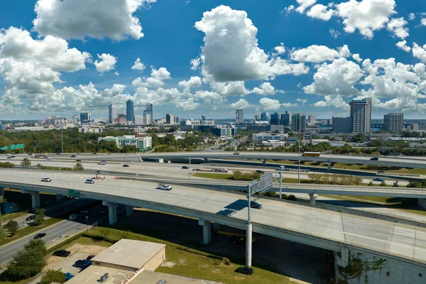 Luftaufnahme Der Stadt Jacksonville Mit Hohen Bürogebäuden Und Amerikanischen Autobahnkreuzungen — Stockfoto