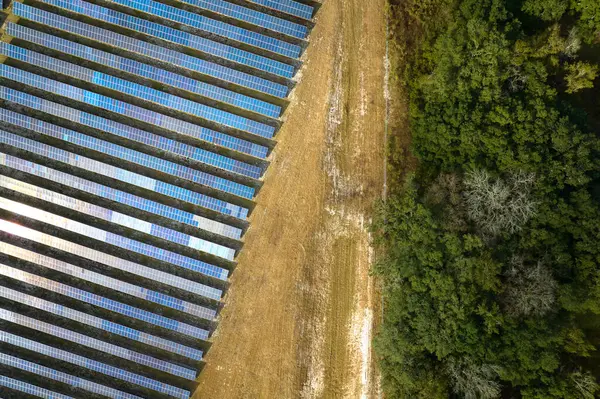 Luchtfoto Van Een Grote Duurzame Elektriciteitscentrale Met Rijen Fotovoltaïsche Zonnepanelen — Stockfoto