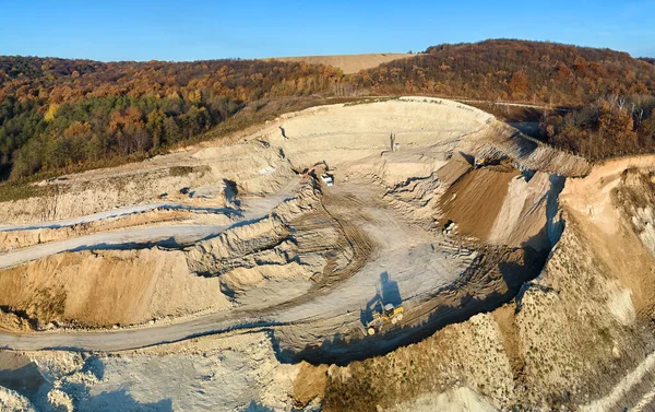Luftaufnahme Des Tagebaus Kalkstein Für Die Bauindustrie Mit Baggern Und — Stockfoto