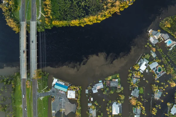 Doğal afet sonrası. Florida yerleşim bölgesinde Ian kasırgası ile sel basmış evler..