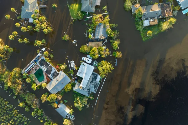 自然災害の余波 ハリケーンイアンに囲まれてフロリダ州の住宅地域の洪水の水の家 — ストック写真