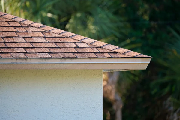 Nahaufnahme Von Hausdächern Die Mit Asphalt Oder Bitumenschindeln Abgedeckt Sind — Stockfoto