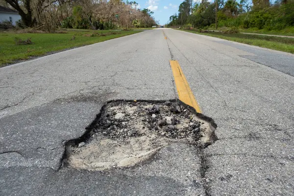 Nebezpečná Díra Americkém Povrchu Silnice Zničená Příjezdová Cesta Naléhavé Potřebě — Stock fotografie