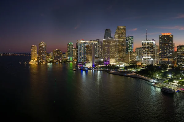 마이애미 Miami Brickell 플로리다주의 중심가의 풍경이다 도시에 조명을 건물들이 스카이라인 — 스톡 사진