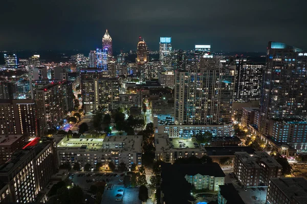 从上方俯瞰美国佐治亚州亚特兰大市中心明亮的摩天大楼 夜间与商业金融区的美国大都市 — 图库照片
