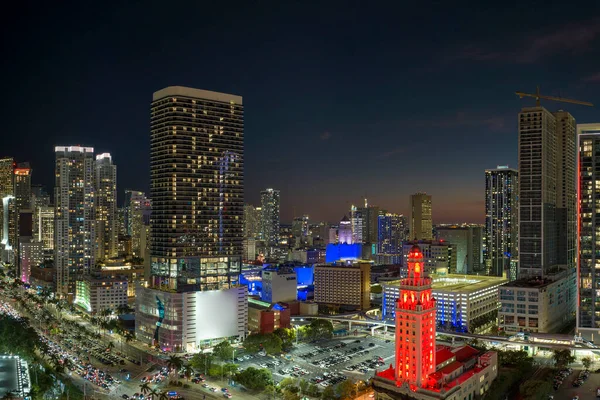 Kilátás Fentről Fényesen Megvilágított Felhőkarcoló Épületek Utcai Forgalom Belvárosában Miami — Stock Fotó