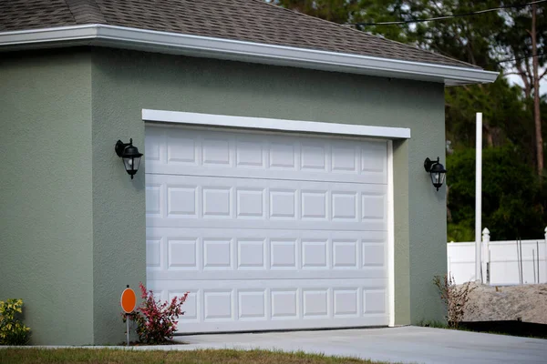 Wide Garage Double Door Concrete Driveway New Modern American House — Fotografia de Stock
