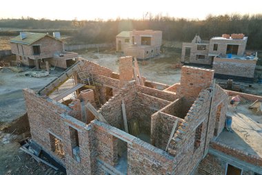 Kırsal banliyö bölgesinde inşaat halindeki evlerin havadan görüntüsü. Gayrimenkul geliştirme.