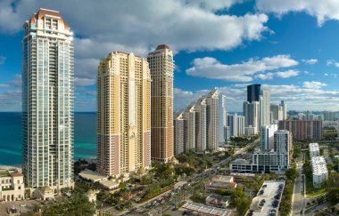 Atlantik Okyanusu kıyısında Sunny Isles Sahili 'nde pahalı oteller ve apartmanlar ve yoğun sokak trafiği. Güney Florida 'daki Amerikan turizm altyapısı.