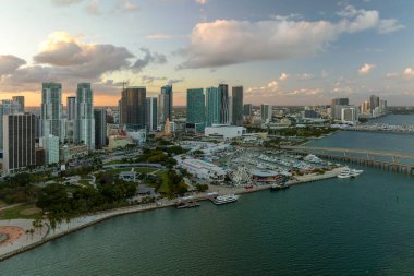Gün batımında ABD 'nin Florida kentindeki Miami Brickell semtindeki yüksek gökdelen binalarının görüntüsü. Amerikan megapolis 'i ve karanlık çöktüğünde finans bölgesi.