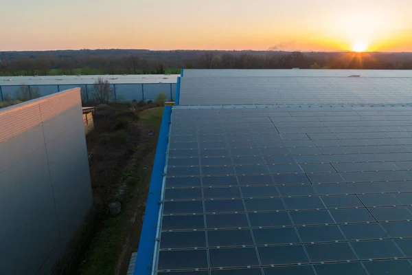Blaue Photovoltaik Sonnenkollektoren Auf Dem Hausdach Zur Erzeugung Sauberen Ökologischen — Stockfoto