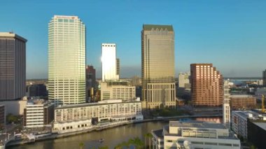 ABD 'nin Florida kentindeki Tampa şehrinin şehir merkezindeki çağdaş yüksek gökdelen binalarının görüntüsü. Ticari finans bölgesiyle Amerikan megapolis.