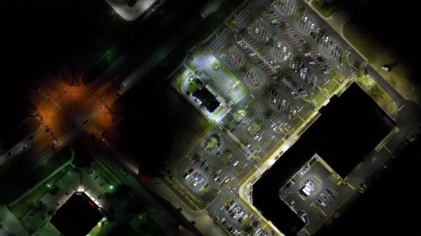 ライトアップされた駐車場の駐車場の多くの駐車場の上からの眺め ショッピングモールセンターの前に車のための場所 — ストック動画