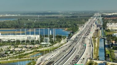 Miami, Florida 'daki geniş otobanın üstünde trafik saatlerinde hızlı sürüş yapan arabalarla. ABD ulaştırma altyapı kavramı.