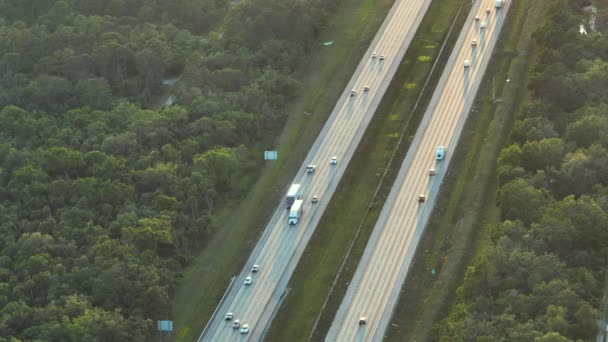 Widok Powietrza Ruchliwej Amerykańskiej Autostrady Szybkim Ruchem Zachodzie Słońca Pojęcie — Wideo stockowe
