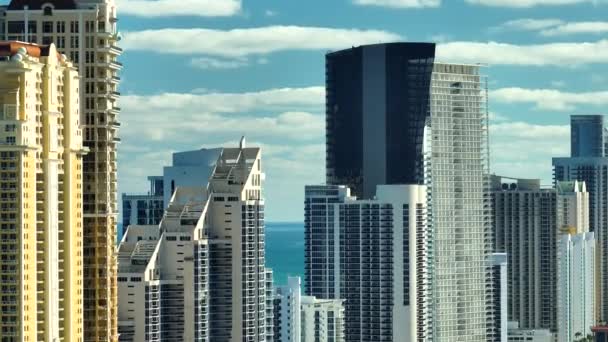 阳光岛海滩城市的空中景观 在大西洋海岸有豪华的高层酒店和公寓 佛罗里达南部的美国旅游基础设施 — 图库视频影像