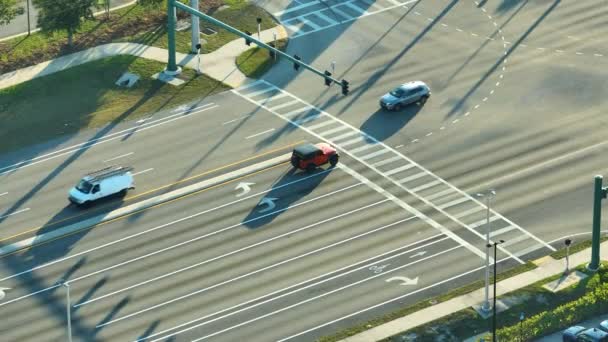 宽阔的多车道公路的空中景观 车辆在交通信号灯的交叉口行驶 美国的城市交通 美国城市从高处的交通 — 图库视频影像