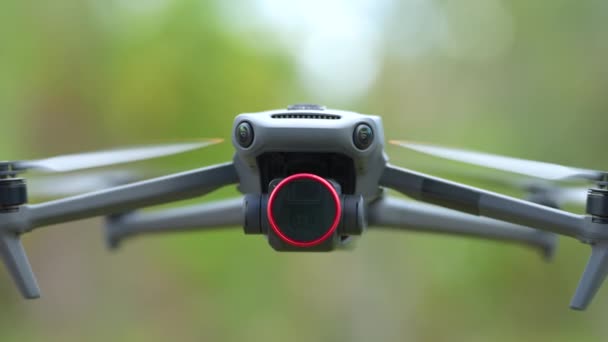 Квадрокоптер Цифровой Камерой Быстрыми Вращающимися Винтами — стоковое видео