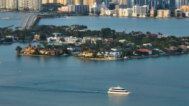 Florida Abd Deki Sarasota Şehrinde Bird Key Pahalı Rıhtım Evleri — Stok video