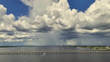 Şiddetli fırtına Punta Gorda ve Port Charlotte 'u Barış Nehri' ne bağlayan trafik köprüsüne yaklaşıyor. Florida 'da yağmur mevsiminde araba kullanmak için kötü hava koşulları.