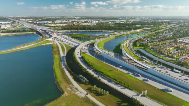 フロリダ州マイアミの産業道路 建設中の広いアメリカの高速道路のジャンクション 長距離移動のための高速輸送のための州間輸送システムの開発 — ストック動画