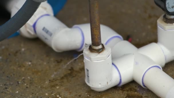 Tubos Plástico Que Gotean Agua Conexión Defectuosa Del Sistema Filtración — Vídeo de stock
