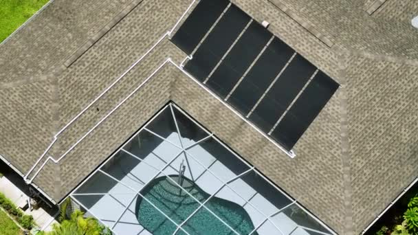 Painéis Aquecimento Solar Plástico Instalados Telhado Uma Casa Privada Para — Vídeo de Stock