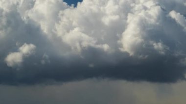 Fırtınalı kümülonimbus bulutlarının karanlık gökyüzünde fırtınadan önce oluşması. Hareket eden ve değişen bulutlu hava durumu.
