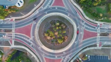 Dolambaçlı kavşakta hareket eden arabalarla şehir trafiğinin en üst görüntüsü. Şehir merkezindeki dairesel ulaşım kavşağından Viev.