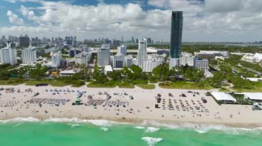 Miami Beach City 'nin güney sahil şeridinin yukarısından görüntü. South Beach yüksek lüks oteller ve apartmanlar. Güney Florida, ABD 'deki turizm altyapısı.