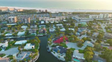 ABD 'nin Sarasota kentindeki Siesta Key plajında araba parkı olan deniz kıyısındaki kiralık dairelerin manzarası. Sıcak Florida 'da popüler bir tatil yeri.