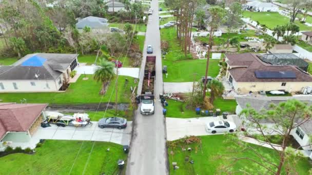 飓风伊恩特别灾后恢复垃圾车的俯瞰从佛罗里达乡村街道捡来树枝碎片 处理自然灾害的后果 — 图库视频影像