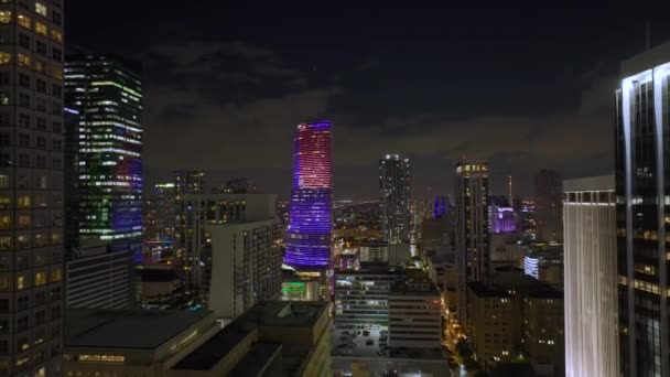 米国フロリダ州のマイアミ ブリックのダウンタウン地区にある明るく照らされた高層ビルの上からの眺め 夜のビジネス金融地区とアメリカのメガポリス — ストック動画
