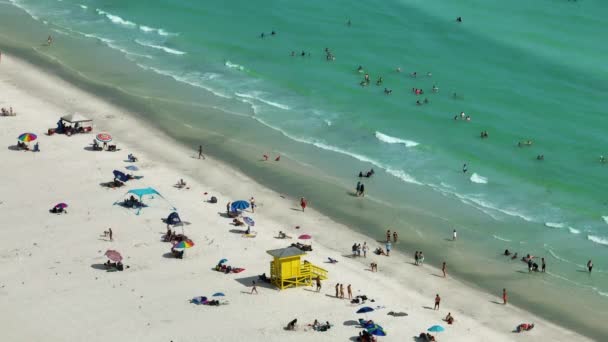 Вид Сверху Пляж Фаста Белыми Песками Заполненными Туристами Сарасоте Сша — стоковое видео